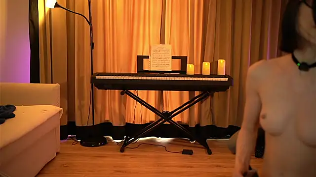 Live solo webcam of Your_Nicolett