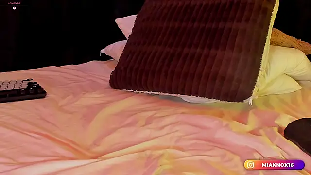 miaknox (F young) - Oil on Boobs 🍒