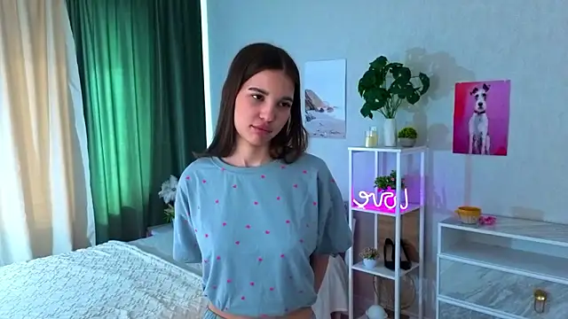 latashatarr (F teen) - Hot air kiss for u!