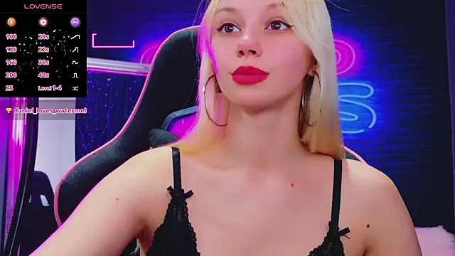 alessiacroft (F young) - Oil boobs + sexy strip