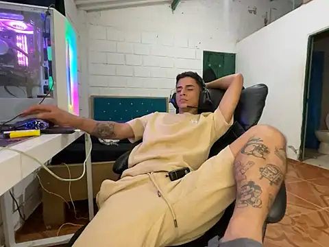 Max_TheHorseDick live cam