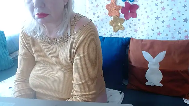 queenlana (F milf) - Topless..