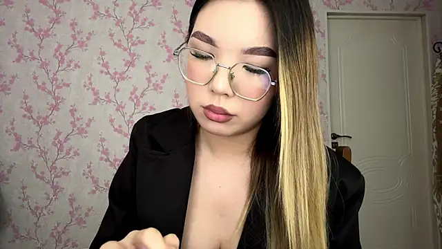 madelenestoesz (F teen) - Play with my cute hair^^