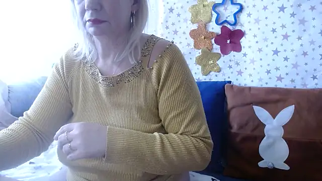 queenlana (F milf) - Topless..