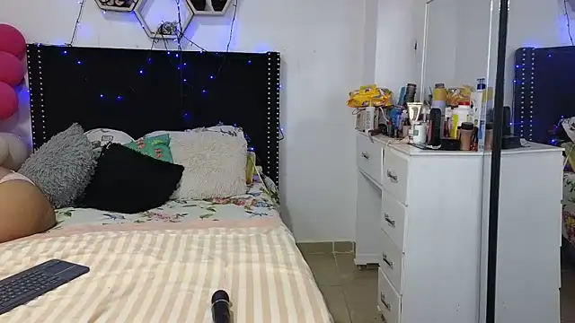 charlotte_077 - Charlotte_077's free webcam