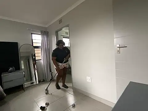 misslola27 - MissLola27's free webcam