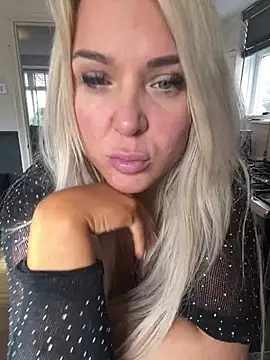 bustyblondebabe32 (Ask my age) - make me cum round 2 ticketshow