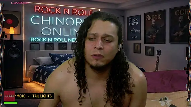 chino_roz (Ask my age) - tshirt off + smoke