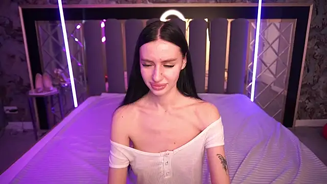 snow_whiteeex (F young) - Doggy pose without panties 3 min