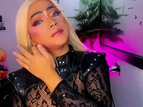 gwenngoddess (T young) - OBEY YOUR QUEEN BITCHES