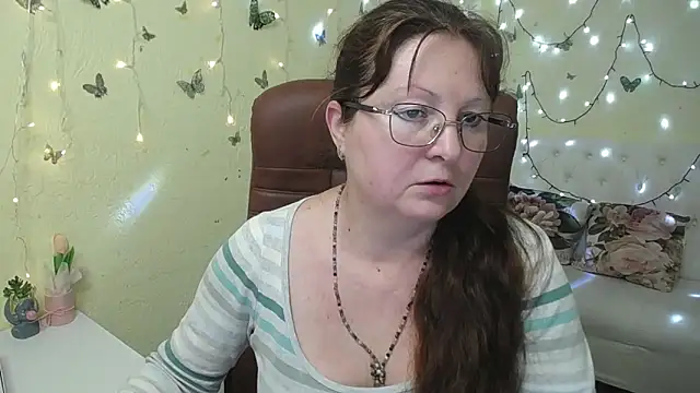 vanessahotts (F mature) - photo shoot in lingerie.