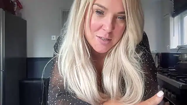 Bustyblondebabe32