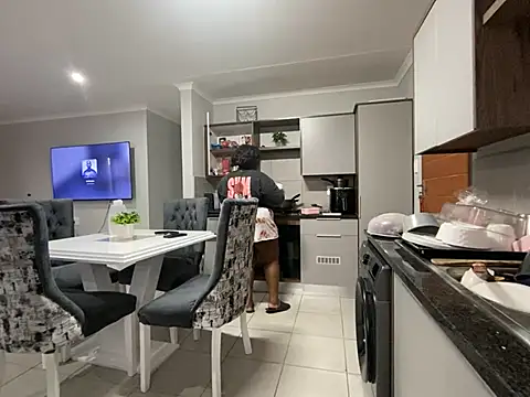 MissLola27 live cam profile