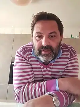 necroforo (M mature) - Senza masturbarmi e venire fino al goal