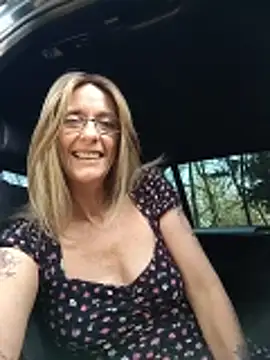 sacha_scorp (F mature) - 1 doigt dans le cul