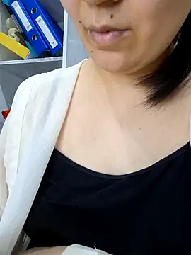 Webcam Model (Emi_hot1) is live