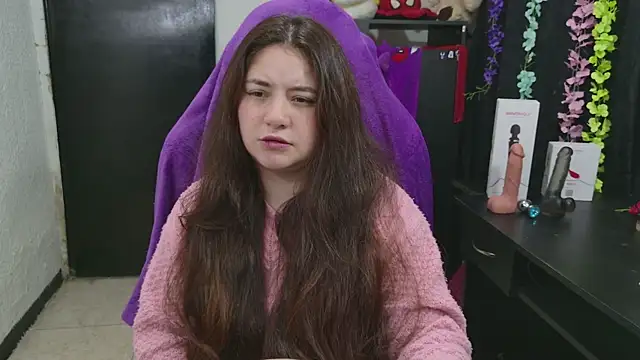 ann_bronw (F young) - Fingers deep un pussy