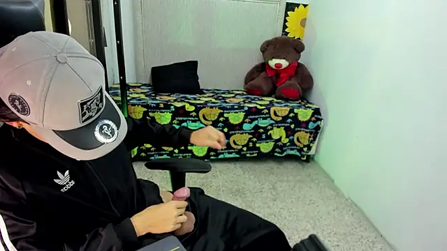 bad_bunnyy_ (M twink) - cum on my chest