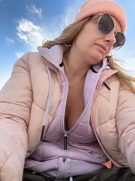 betsy (F young) - Show tits at public