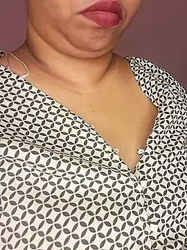 ravina_patil1 (F milf) - Kissing your lips