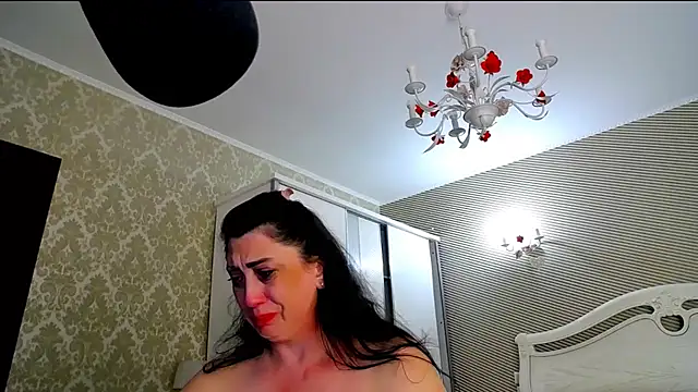 evelyn_shy (F milf) - bare chest 200