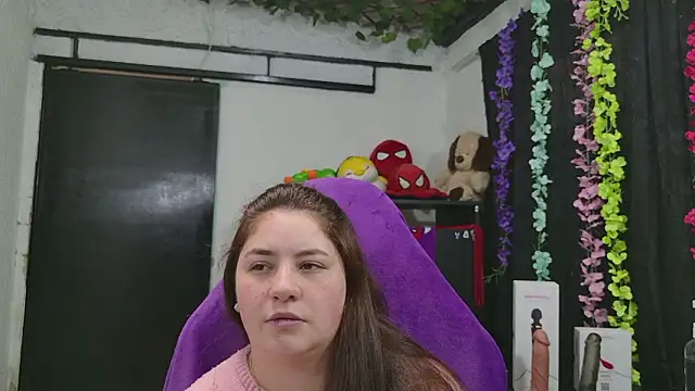 ann_bronw (F young) - Fingers deep un pussy