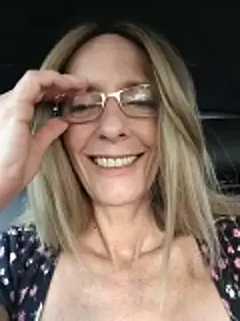 sacha_scorp (F mature) - 1 doigt dans le cul