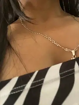 Webcam Model (Rosa_25x)  is live.Free join now!