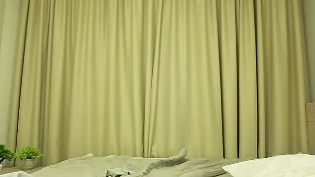 alorenna (F teen) - smile sweetly and wave