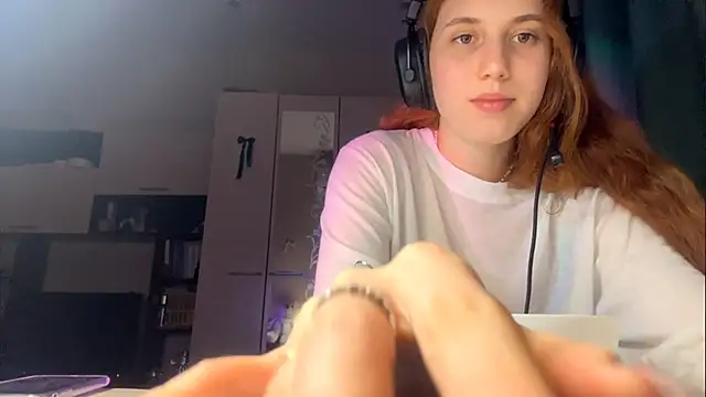 alicecarrol (F teen) - strip dance to underwear