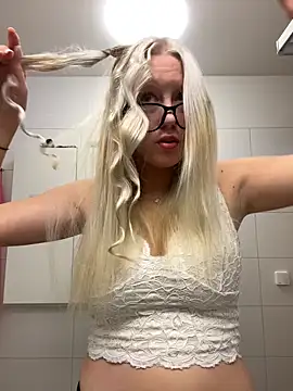 Webcam Model (LeniMaria)  is live.Free join now!