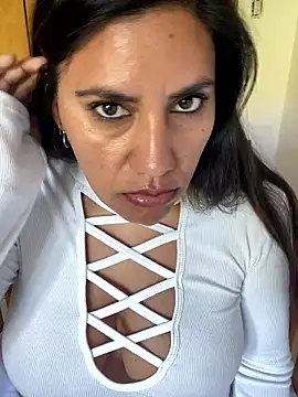 Webcam Model (Samantablair)  is live.Free join now!