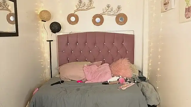 lizha_milf (F milf) - Spank my ass and spread ass💙