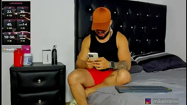 mikeblaree (M young) - naked with hard cock 😮💪 ass hole