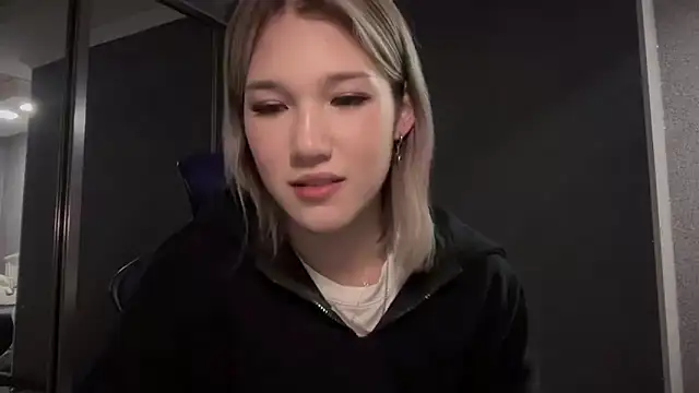 lilXdomiii live sex cam