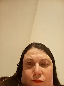 Webcam Model (HotHornyEmmaX) is live