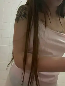 Webcam Model (prettylittlefooxy) is live