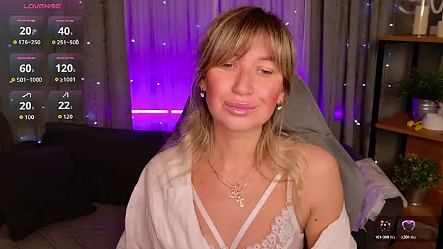 MilaBott from StripChat is Freechat