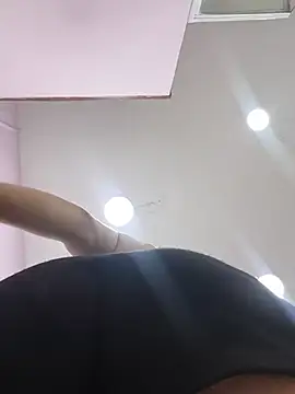 emmavalencia_ (G young) - Show boobs + saliva + bounce 😏