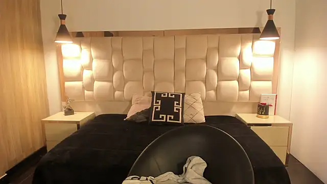 qeen_blackk (F teen) - Boobs out and bounce!!🍒😈