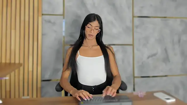 REINA_ADAHARA webcam