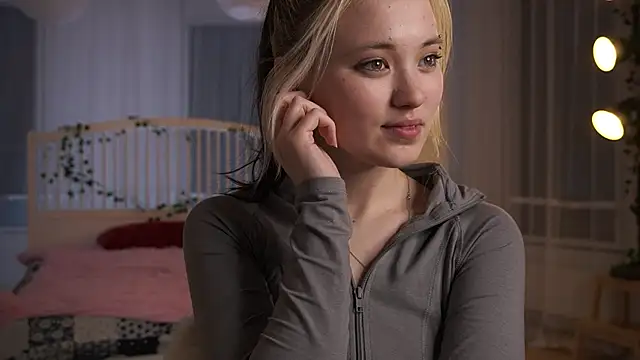 eleniroeber (F teen) - Eye contact + lick and bite lips