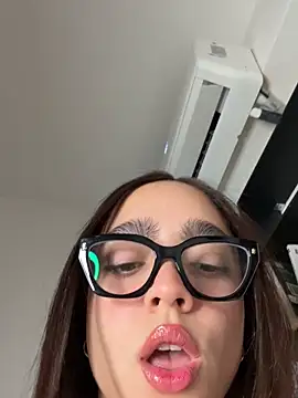 Webcam Model (hottiee_melannie)  is live.Free join now!