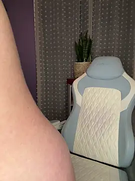 mirakisss - MiraKisss's free webcam - UK Sex Cams