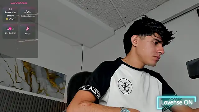 Dyla_n18 live sex cam