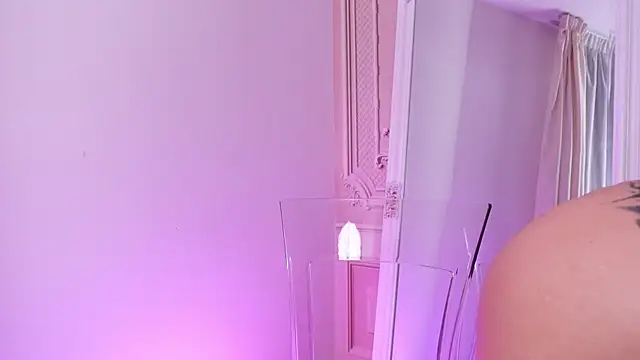 lucyaddison - LucyAddison's free webcam