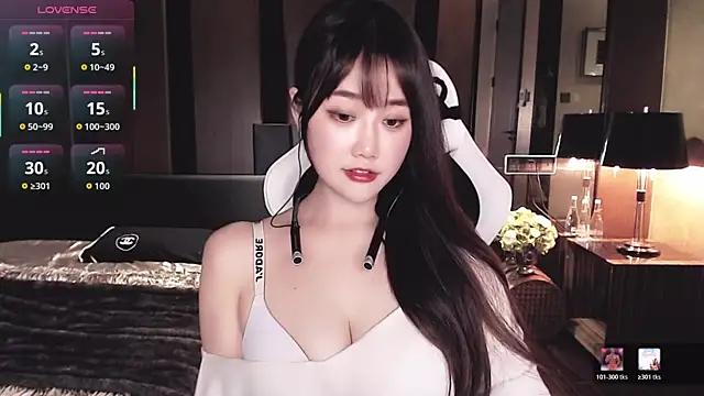 美女Aurora_-77在线直播