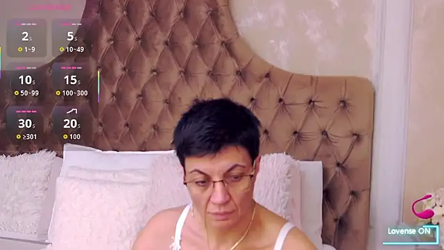 BustyPenellope live cam profile