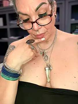 dieseldame1313 - Dieseldame1313's free webcam