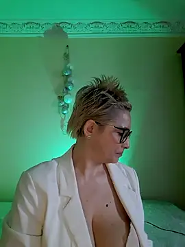 Webcam Model (LunaBlaise) is live